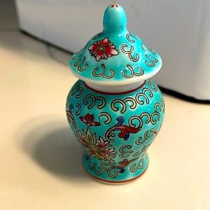 Ginger Jar miniature Famille RoseTurquoise Chinese  vintage nonsmoking